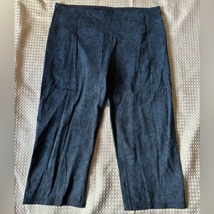 🍉 Kirkland yoga crop straight leg, XL EUC Black Floral Patterned